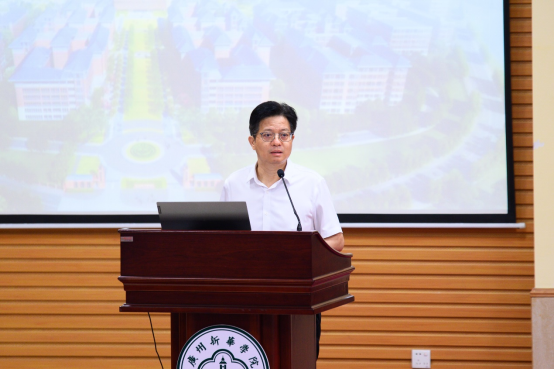 广州新华学院校长王庭槐发表讲话会议现场会议从提高思想认识,加强