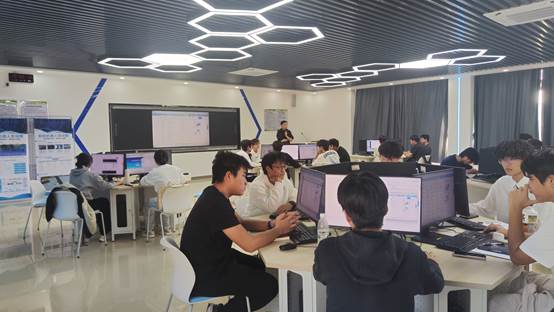 图片包含 室内, 人, 桌子, 男人AI 生成的内容可能不正确。