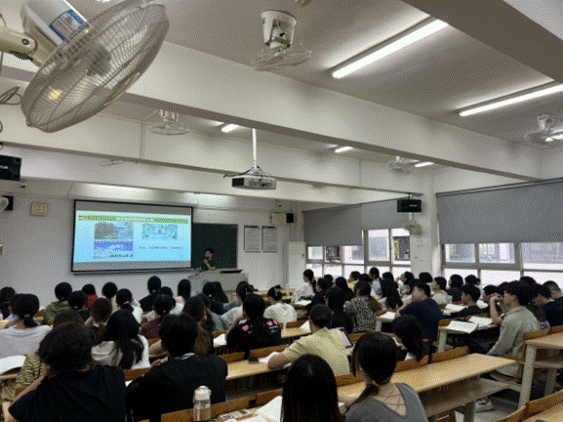 成燕琴副教授在授课《药物化学》课程