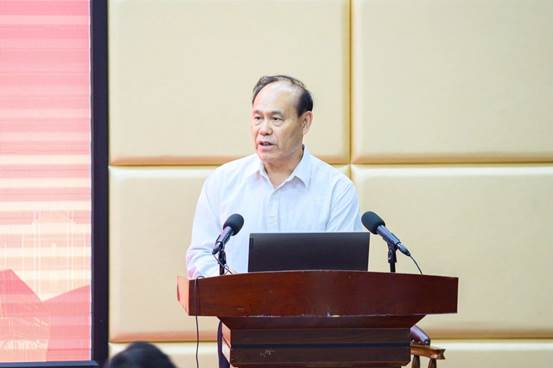 穿黑色衣服的人在镜子前AI 生成的内容可能不正确。