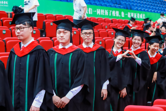 广州新华学院举行毕业典礼暨学士学位授予仪式