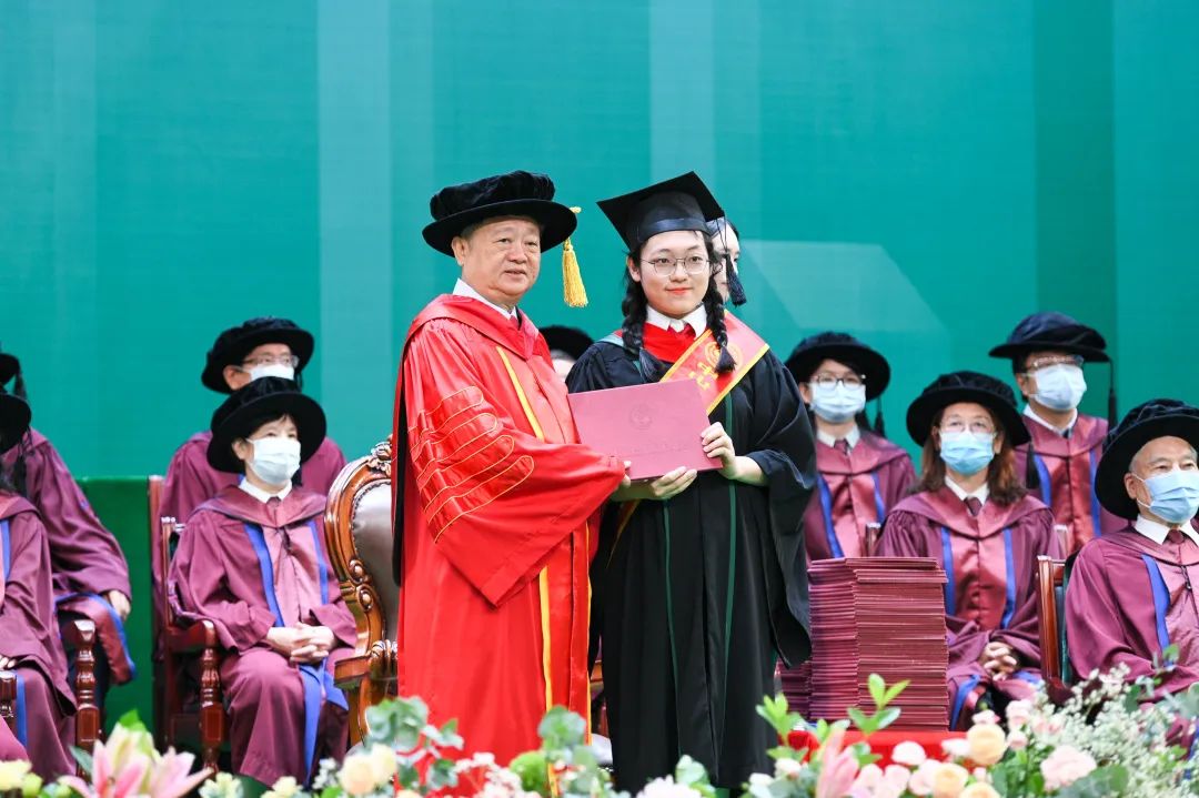 广州新华学院举行毕业典礼暨学士学位授予仪式